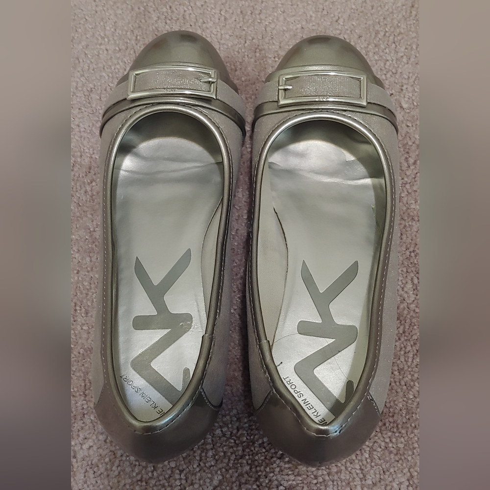 Anne Klein size 7 silver closed toe sandals